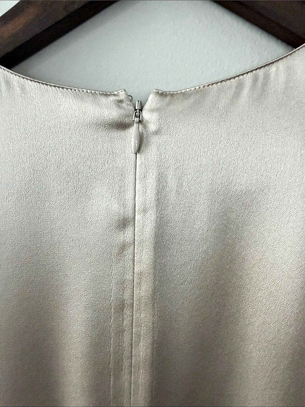 Vince Long Sleeve Blouse in Beige Size Medium Like New - Picture 4 of 4